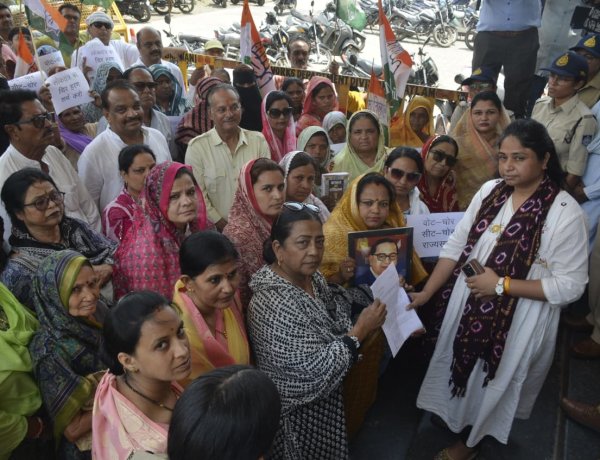 नटराजन का नामांकन निरस्त होने पर महिला कांग्रेस ने सीएम का पुतला फूंका, राष्ट्रपति के नाम सौंपा ज्ञापन