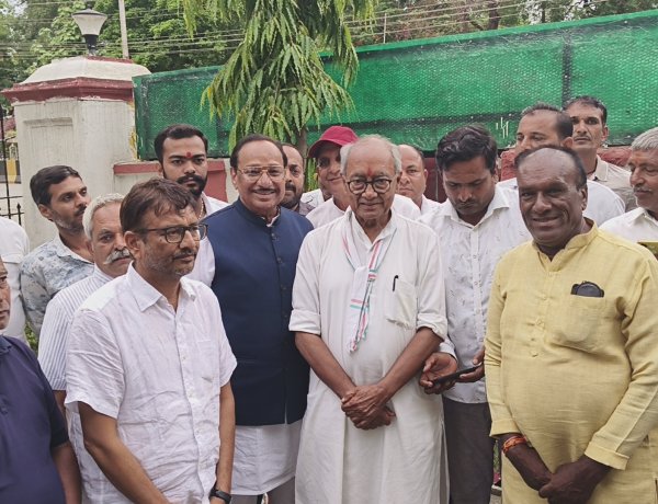 रतलाम में पूर्व मुख्यमंत्री दिग्विजय सिंह का बड़ा बयान, राम मंदिर चंदा संग्रह को लेकर साधा निशाना; कांग्रेस कार्यकर्ताओं से घर-घर पोस्टर लगाने का आह्वान