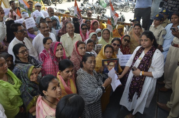 नटराजन का नामांकन निरस्त होने पर महिला कांग्रेस ने सीएम का पुतला फूंका, राष्ट्रपति के नाम सौंपा ज्ञापन