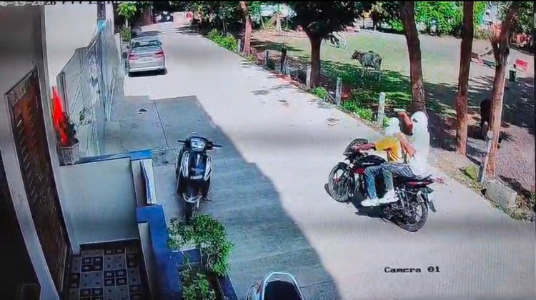 15 दिन तक धमकाते रहे, फिर सराफा व्यापारी के घर पर कर दी फायरिंग; बजरंग दल के पूर्व विभाग संयोजक सहित कई लोगों पर आरोप