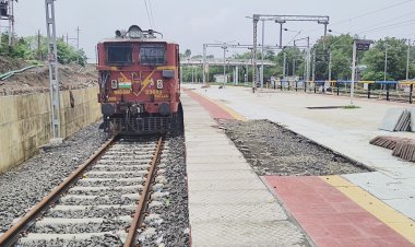 3 महीने भी नहीं टिक पाया रेलवे स्टेशन का नया प्लेटफॉर्म, पहली बारिश में खुली घटिया निर्माण की पोल, रेलवे अधिकारियों ने उड़ाया गुणवत्ता का मखोल, जिम्मेदार डाल रहे घटिया निर्माण पर पर्दा