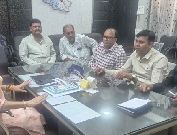 मुख्य चिकित्सा व स्वास्थ्य अधिकारी से रेडक्रास सोसाइटी संचालक मंडल ने की सौजन्य भेंट -स्वास्थ्य सेवाओं के विस्तार व जनहितकारी योजनाओं में सहभागिता पर चर्चा