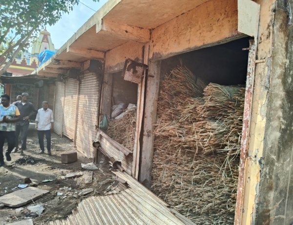 मौमिनपुरा क्षेत्र में निगम स्वामित्व की दुकानों से अवैध अतिक्रमण को हटाया