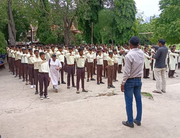 शिवपुर स्कूल में गूंजा नशामुक्ति का संदेश, रैली और मानव श्रृंखला बनाकर किया लोगो को जागरूक