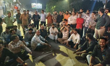 कॉलेज रोड पर ठेला हटाने की कार्रवाई बनी बवाल, फल विक्रेता ने निगमकर्मियों पर लगाए ठेला पलटने और रुपए मांगने के आरोप  सब-हेडिंग:  सड़क पर लेटकर किया विरोध, कांग्रेस नेताओं ने संभाला मोर्चा; घंटों जाम के बाद पुलिस ने यातायात कराया डायवर्ट