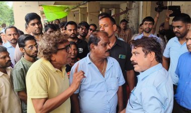 डोसी गांव मल्टी विवाद: निगम अमला पहुंचा फ्लैट खाली करवाने, बड़ी संख्या में महिला पुलिस बल तैनात, कलेक्टर कार्यालय के बाहर धरने पर बैठे रहवासी, पारस सकलेचा पहुंचे तो मामले ने लिया राजनीतिक मोड़, कमिश्नर से हुई तू-तू, मैं-मैं