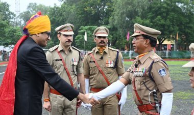 शहर सहित पूरे जिले में हर्षोल्लास से मनाया स्वतंत्रता दिवस, कलेक्टर ने ली परेड की सलामी, स्कूली बच्चों ने दी सांस्कृतिक प्रस्तुतियां