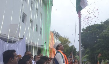 महापौर पटेल ने निगम भवन पर ध्वजारोहण किया