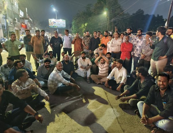 कॉलेज रोड पर ठेला हटाने की कार्रवाई बनी बवाल, फल विक्रेता ने निगमकर्मियों पर लगाए ठेला पलटने और रुपए मांगने के आरोप  सब-हेडिंग:  सड़क पर लेटकर किया विरोध, कांग्रेस नेताओं ने संभाला मोर्चा; घंटों जाम के बाद पुलिस ने यातायात कराया डायवर्ट
