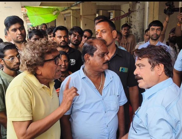 डोसी गांव मल्टी विवाद: निगम अमला पहुंचा फ्लैट खाली करवाने, बड़ी संख्या में महिला पुलिस बल तैनात, कलेक्टर कार्यालय के बाहर धरने पर बैठे रहवासी, पारस सकलेचा पहुंचे तो मामले ने लिया राजनीतिक मोड़, कमिश्नर से हुई तू-तू, मैं-मैं