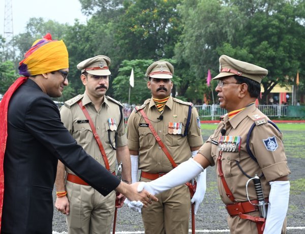 शहर सहित पूरे जिले में हर्षोल्लास से मनाया स्वतंत्रता दिवस, कलेक्टर ने ली परेड की सलामी, स्कूली बच्चों ने दी सांस्कृतिक प्रस्तुतियां