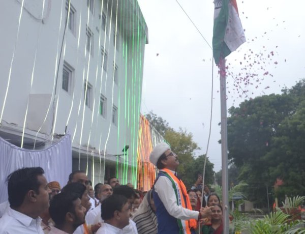 महापौर पटेल ने निगम भवन पर ध्वजारोहण किया