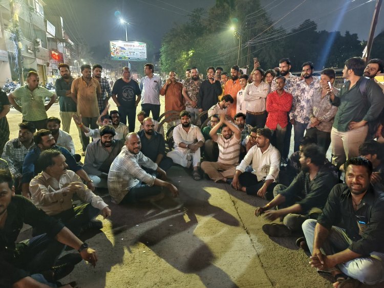 कॉलेज रोड पर ठेला हटाने की कार्रवाई बनी बवाल, फल विक्रेता ने निगमकर्मियों पर लगाए ठेला पलटने और रुपए मांगने के आरोप  सब-हेडिंग:  सड़क पर लेटकर किया विरोध, कांग्रेस नेताओं ने संभाला मोर्चा; घंटों जाम के बाद पुलिस ने यातायात कराया डायवर्ट