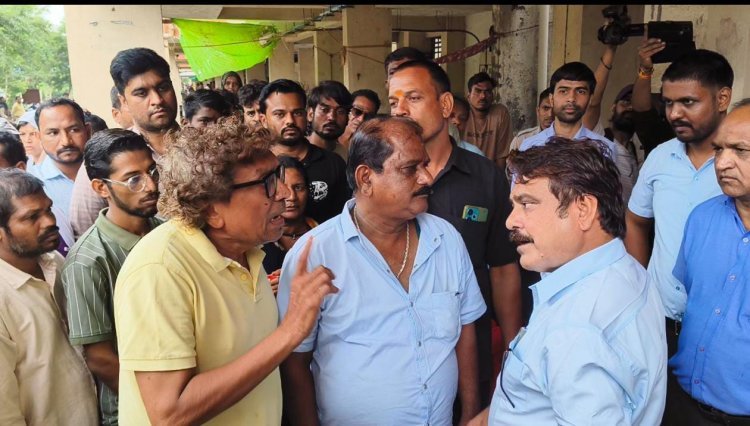 डोसी गांव मल्टी विवाद: निगम अमला पहुंचा फ्लैट खाली करवाने, बड़ी संख्या में महिला पुलिस बल तैनात, कलेक्टर कार्यालय के बाहर धरने पर बैठे रहवासी, पारस सकलेचा पहुंचे तो मामले ने लिया राजनीतिक मोड़, कमिश्नर से हुई तू-तू, मैं-मैं