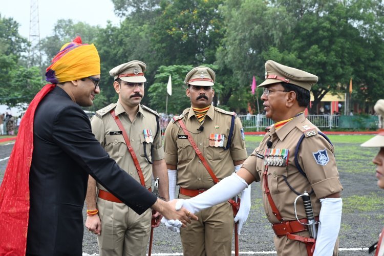 शहर सहित पूरे जिले में हर्षोल्लास से मनाया स्वतंत्रता दिवस, कलेक्टर ने ली परेड की सलामी, स्कूली बच्चों ने दी सांस्कृतिक प्रस्तुतियां