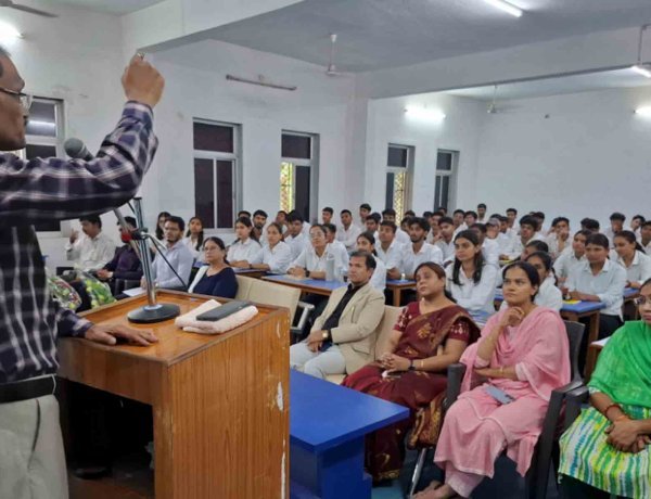 रायल कालेज में विद्यार्थियों को एआइ और स्पेस-टेक में करियर के टिप्स दिए