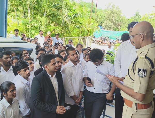 शहर के लॉ कॉलेज में बाहरी व्यक्तियों ने घुसकर स्टूडेंट्स और शिक्षकों से की अभद्रता, छात्रों ने ज्ञापन देकर कार्रवाई की मांग की, तहसीलदार को कानूनी धाराओं की जानकारी देकर सौंपा ज्ञापन