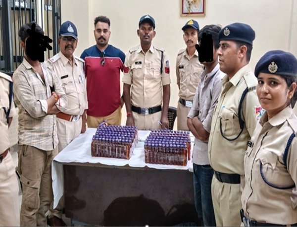 अवैध शराब ले जा रहे दो युवक स्टेशन से गिरफ्तार, 180 क्वार्टर जब्त, जीआरपी और आरपीएफ की संयुक्त टीम ने की कार्रवाई
