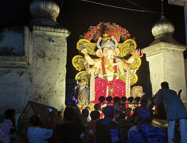 जावरा में भारी पुलिस बल के बीच गणेश प्रतिमाएं पहुंची कर्बला मैदान, रैपिड एक्शन फोर्स सहित डीआईजी-एसपी ने संभाला  मोर्चा, सुरक्षा के लिए कई कंपनियों रही तैनात