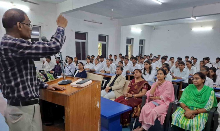 रायल कालेज में विद्यार्थियों को एआइ और स्पेस-टेक में करियर के टिप्स दिए