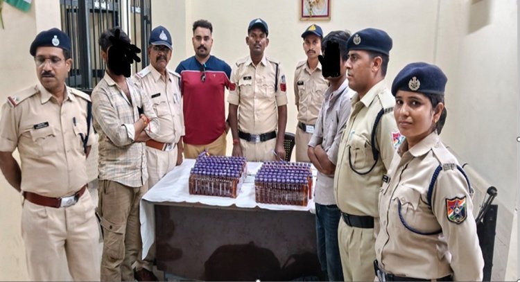 अवैध शराब ले जा रहे दो युवक स्टेशन से गिरफ्तार, 180 क्वार्टर जब्त, जीआरपी और आरपीएफ की संयुक्त टीम ने की कार्रवाई