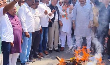 रतलाम में कांग्रेसियों ने निकाली चुनाव आयुक्त ज्ञानेश कुमार की अर्थी, पुतला दहन कर जताया विरोध, महू रोड फव्वारा चौक से कोर्ट चौराहे तक अर्थी निकाल, ‘वोट चोर गद्दी छोड़’ के नारे लगाए 