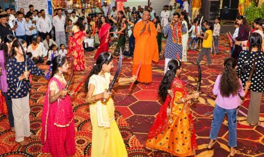 नांदलेटा में भक्ति के साथ शौर्य और शक्ति का अनूठा संगम -  बालिकाओं ने तलवारों के साथ खेला गरबा , दुर्गा पूजन के साथ हुआ शस्त्र पूजन