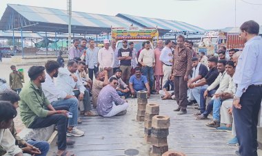 रतलाम कृषि उपज मंडी में तोल में बड़ी गड़बड़ी, 10 क्विंटल से कम निकला प्याज, किसानों ने किया धरना प्रदर्शन