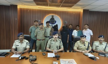 चोरी की बाइक से ज्वेलरी शॉप पर चोरी की वारदात को अंजाम देने वाले जीजा साले गिरफ्तार, चौमुखीपुल ज्वेलर्स शॉप पर की थी चोरी, 20 हजार नकद और चोरी का माल बरामद