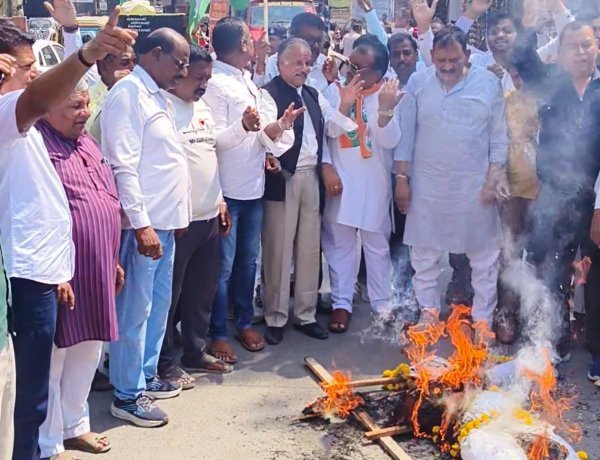 रतलाम में कांग्रेसियों ने निकाली चुनाव आयुक्त ज्ञानेश कुमार की अर्थी, पुतला दहन कर जताया विरोध, महू रोड फव्वारा चौक से कोर्ट चौराहे तक अर्थी निकाल, ‘वोट चोर गद्दी छोड़’ के नारे लगाए 