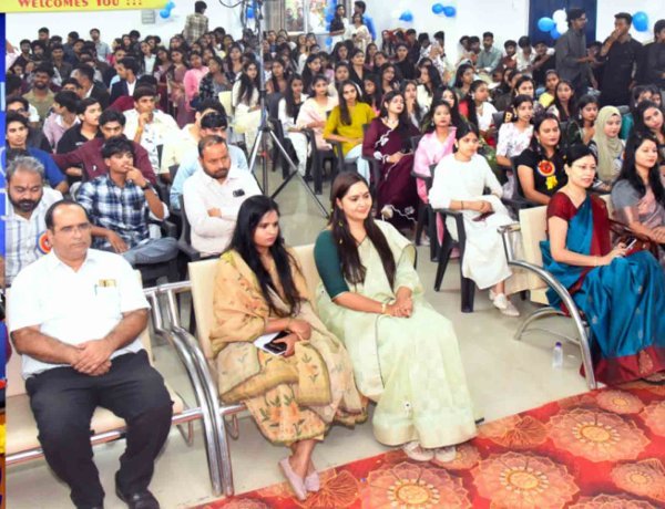 रॉयल कालेज में फूलों और गीतों से हुआ फार्मेसी के नवप्रवेशित विद्यार्थियों का स्वागत - चेयरमैन प्रमोद गुगालिया ने दिए सफलता के तीन मूलमंत्र, कर्नाटक-गोवा शैक्षणिक भ्रमण की घोषणा