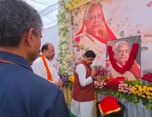 मुख्यमंत्री मोहन यादव पहुंचे रतलाम, कैबिनेट मंत्री काश्यप की माताजी को अर्पित किए श्रद्धा सुमन,विसाजी मेंशन पहुंचकर शोकाकुल परिवार को बंधाया ढांढस