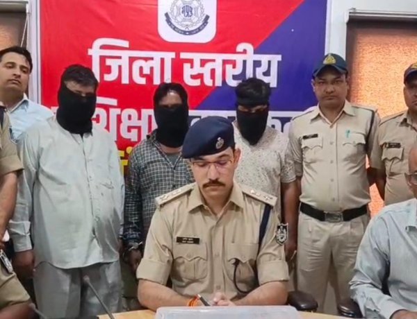 रतलाम में नकली सोना-चांदी बेचने वाले अंतरराज्यीय गिरोह का पर्दाफाश, 6 गिरफ्तार  11.80 किलो नकली सोने के आभूषण और 2.20 किलो नकली चांदी जब्त, व्यापारी से ठगी का खुलासा