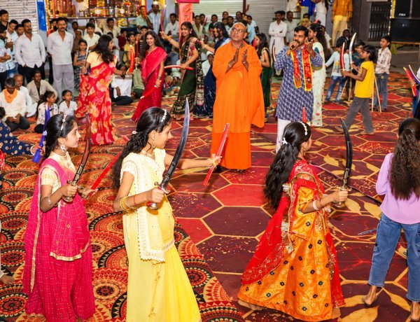 नांदलेटा में भक्ति के साथ शौर्य और शक्ति का अनूठा संगम -  बालिकाओं ने तलवारों के साथ खेला गरबा , दुर्गा पूजन के साथ हुआ शस्त्र पूजन