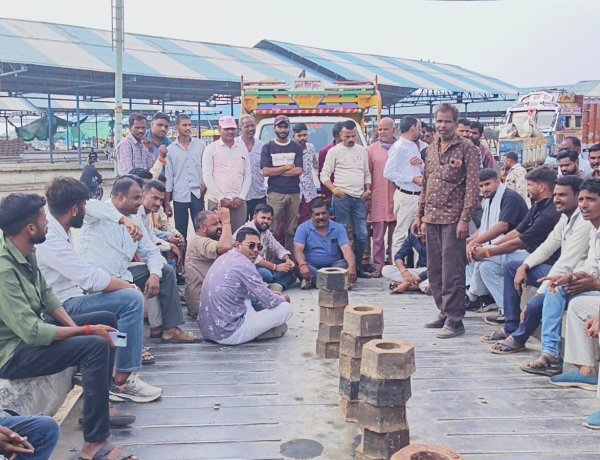 रतलाम कृषि उपज मंडी में तोल में बड़ी गड़बड़ी, 10 क्विंटल से कम निकला प्याज, किसानों ने किया धरना प्रदर्शन