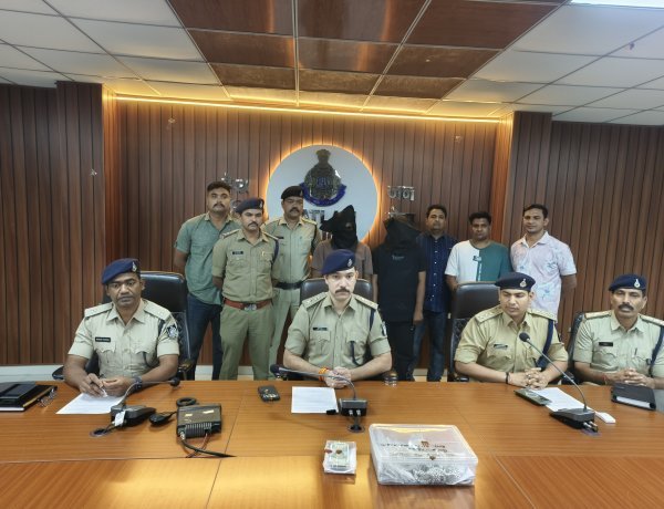 चोरी की बाइक से ज्वेलरी शॉप पर चोरी की वारदात को अंजाम देने वाले जीजा साले गिरफ्तार, चौमुखीपुल ज्वेलर्स शॉप पर की थी चोरी, 20 हजार नकद और चोरी का माल बरामद