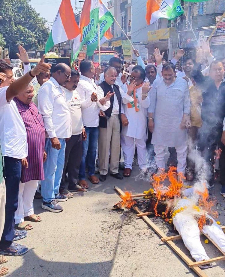 रतलाम में कांग्रेसियों ने निकाली चुनाव आयुक्त ज्ञानेश कुमार की अर्थी, पुतला दहन कर जताया विरोध, महू रोड फव्वारा चौक से कोर्ट चौराहे तक अर्थी निकाल, ‘वोट चोर गद्दी छोड़’ के नारे लगाए 