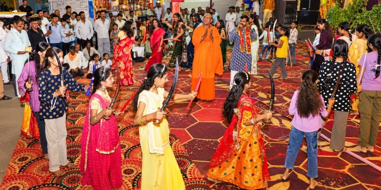 नांदलेटा में भक्ति के साथ शौर्य और शक्ति का अनूठा संगम -  बालिकाओं ने तलवारों के साथ खेला गरबा , दुर्गा पूजन के साथ हुआ शस्त्र पूजन