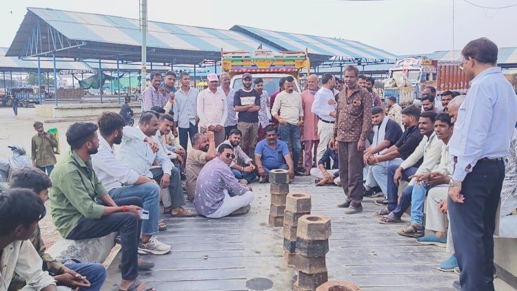 रतलाम कृषि उपज मंडी में तोल में बड़ी गड़बड़ी, 10 क्विंटल से कम निकला प्याज, किसानों ने किया धरना प्रदर्शन