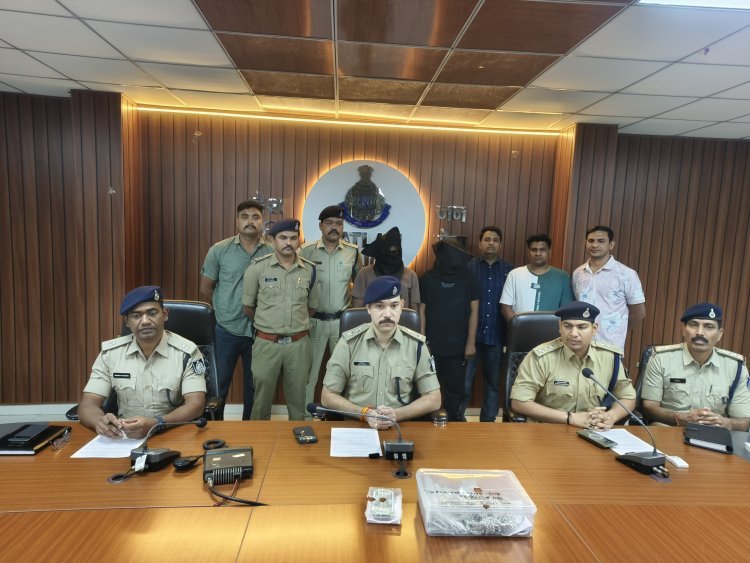 चोरी की बाइक से ज्वेलरी शॉप पर चोरी की वारदात को अंजाम देने वाले जीजा साले गिरफ्तार, चौमुखीपुल ज्वेलर्स शॉप पर की थी चोरी, 20 हजार नकद और चोरी का माल बरामद